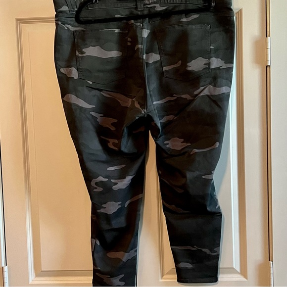 Wit & Wisdom Camo Skinny Jeggings - Picture 3 of 5